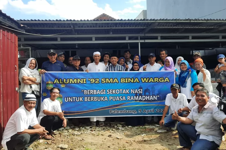 Alumni SMA BInawarga Palembang angkatan '92 berbagi buka puasa Ramadhan 2023 Minggu (9/4/2023). Meski telah 31 tahun berlalu, mereka ingin berbagi kepada warga Palembang. (istimewa)