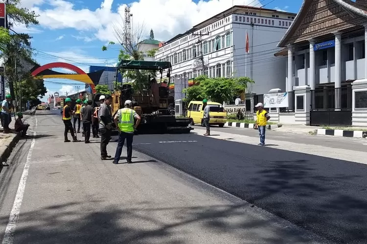 Pengaspalan kembali jalan bekas galian proyek drainase di Bukittinggi menjelang libur lebaran (Istimewa)