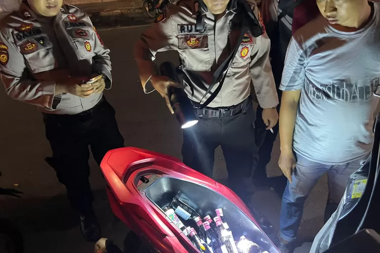 Sebuah motor kedapatan membawa minuman keras yang disimpan di bagasi motornya saat razia gabungan Minggu 9 April 2023 dinihari.  (Edi Prayitno / kontributor Kendal)