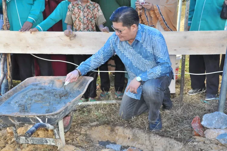 Bupati Cianjur saat melakukan pembangunan rumah warga akibat gempat Foto: ist