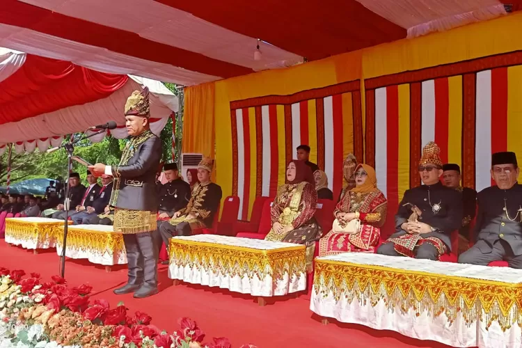 Pj Bupati Abdya H Darmansah menjadi inspektur upacara HUT ke-21 Abdya di halaman kantor bupati setempat, Senin (10/4/2023). (Realitasonline.id/ ZAL)