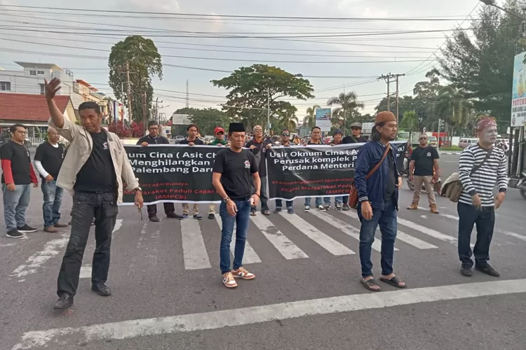 Aliansi Masyarakat Peduli Cagar Budaya (AMPCB) desak pihak terkait untuk mengusir dan mengusut tuntas  Asit Candra, karena dinilai telah merusak dan menghilang bukti sejarah. Terutama terkait Komplek Pemakaman Kramo Jayo. Aksi damai dilakukan Minggu (9/4/2023) di Simpang 4 Jl Rajawali, Palembang (istimewa)