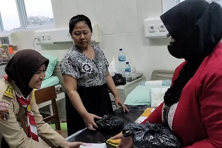 DPC HPI bersama anggota Pramuka dari SMK PGRI Batang mrmbahikan takil bula puasa bagi keluarga pasien di RSUDK Kalisari Batang.  (dok)