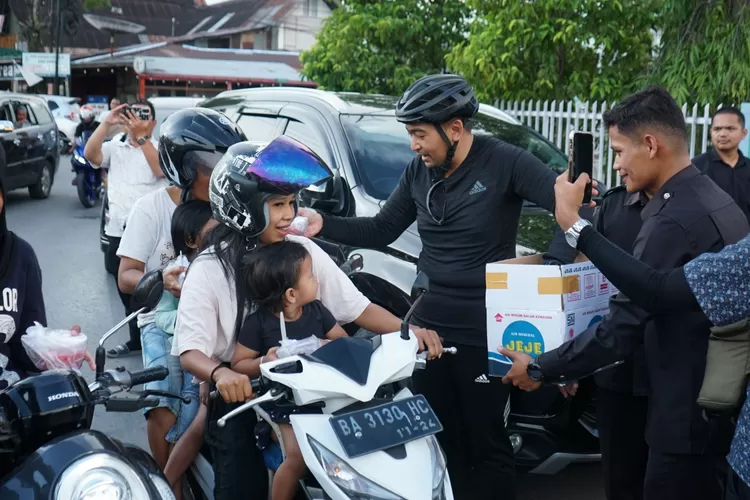 Momen Wagub Sumbar Bersepeda Santai dengan Wawako Solok, Bagikan Takjil ke Masyarakat. (Humas Pemprov Sumbar )