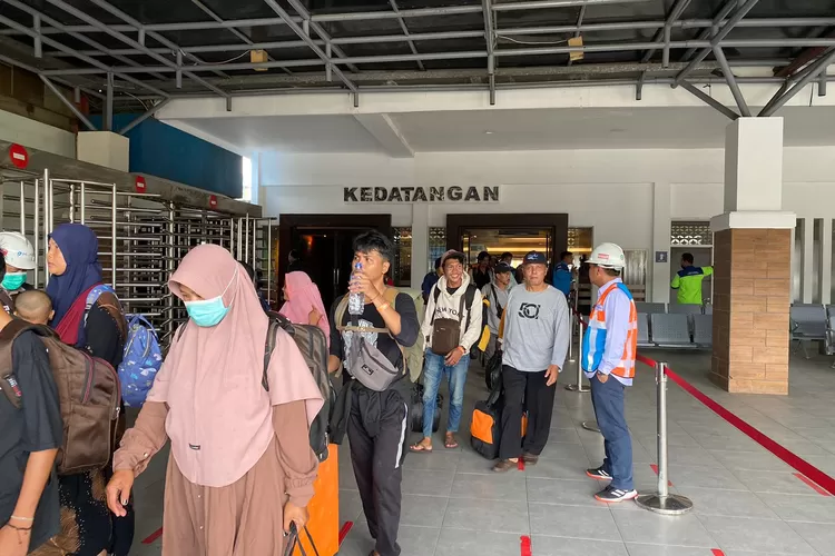 Kedatangan para penumpang di Pelabuhan Tanjung Emas Semarang. (Ayosemarang.com/ Audrian Firhannusa)