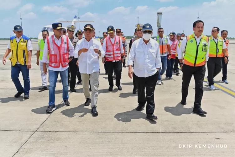 Menhub Budi Karya SUmadi, Menteri PUPR Basukiu dan Menko PMK Muhadjir meninjau Bandara Kertajati.