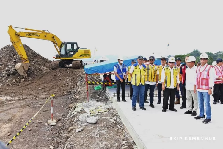 Menhub Budi Karya, Menteri PUPR Basuki hadimuljono, Kakorlantas Polri Firmasn Santyabudi dan Menko PMK Muhadjir Effendy mengecek pekerjaan pembangunan ruas jalan tol Cisumdawu, Minggu (9/4)