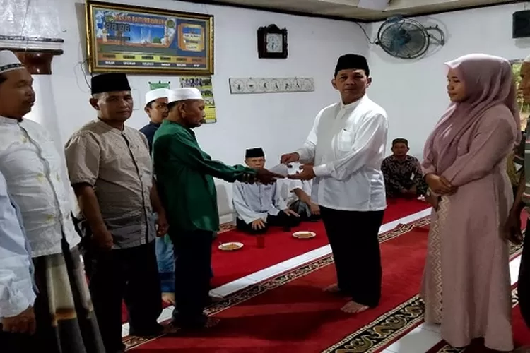menyerahkan zakat mal kepada BKM masjid Baiturrahman (Realitasonline/Ris)
