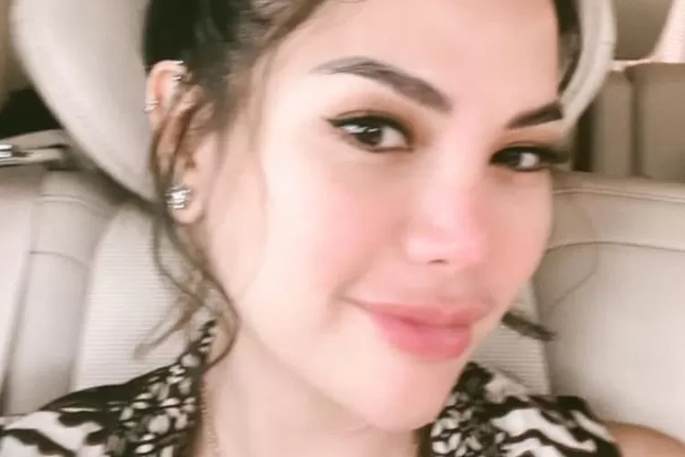 Nikita Mirzani heran dengan gaya berpakaian Dewi Perssik yang tidak matching sebut tak mampu bayar fashion stylist (BandungInsider.com)