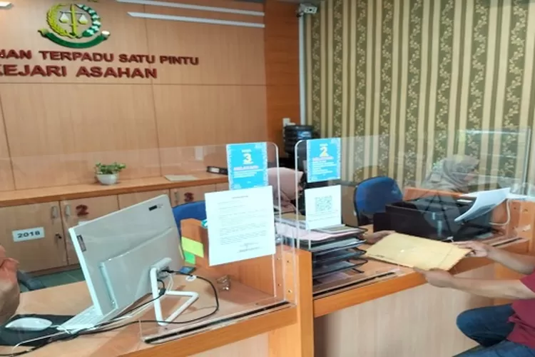 Ketua Kelompok WTR Susilawadi menyerahkan surat laporan di Kejaksaan Negeri Asahan&nbsp; (Realitasonline/HS)