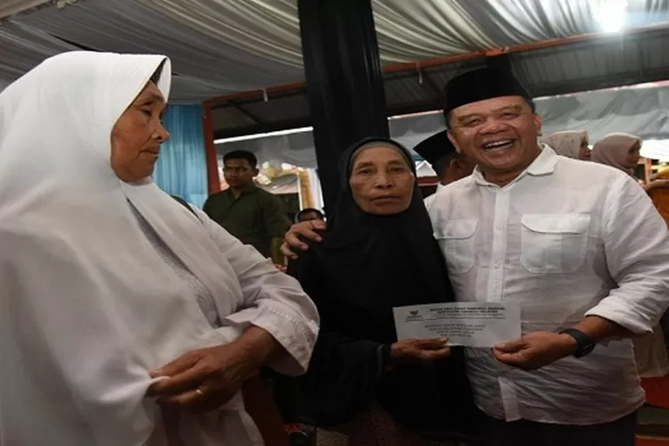 Pj.Sekdakab Parlindungan Harahap serahkan bantuan dan santunan kepada warga (Realitasonline/Ris)