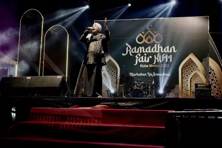 Penyanyi religi Opick memeriahkan acara Ramadhan Fair. (portal.pemkomedan.go.id)