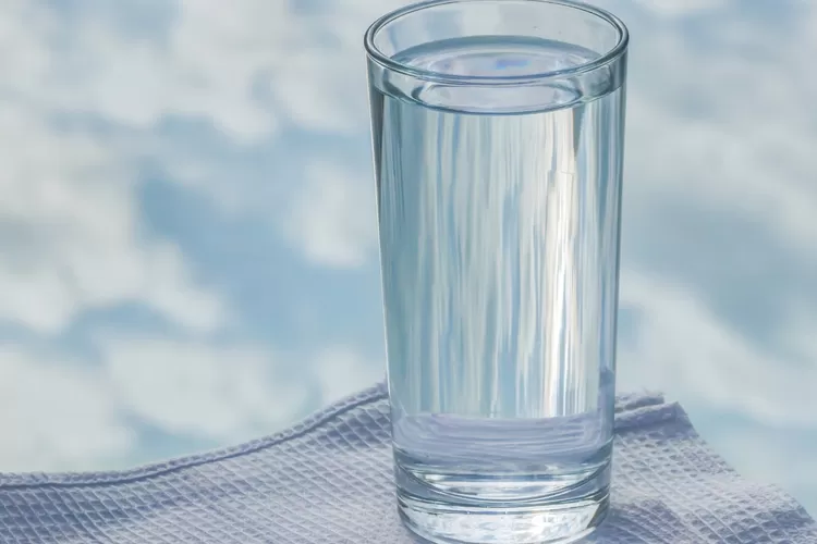 Cukupi konsumsi harian air putih bisa beri banyak manfaat, simak panduan minum di bulan puasa. (Pixabay.com/Michael-T)