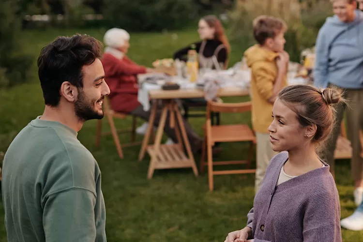 Ilustrasi cara mengubah hati seseorang agar suka sama kamu (Pexels/Askar Abayev)