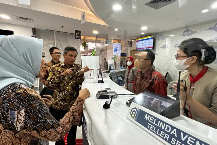 Direktur Utama PT Bank Tabungan Negara (Persero) Tbk, Nixon LP Napitupulu berbincang dengan salah satu Petugas Kantor Cabang Bank BTN Jakarta Kuningan saat meninjau persiapan kantor cabang Bank BTN dalam rangka libur panjang menyambut Idul Fitri 1444 Hijriah di Jakarta, Selasa (11/04). (Ist)