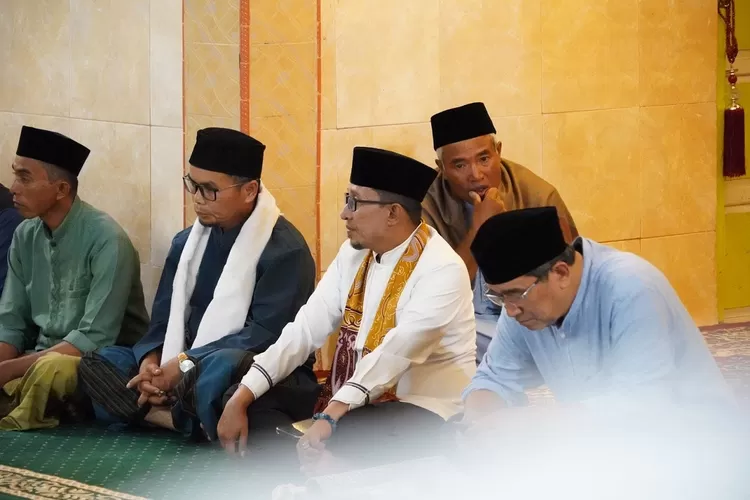Bupati Tanah Datar Eka Putra mengunjungi Masjid Muslim Nagari Koto Baru Kecamatan Sungai Tarab