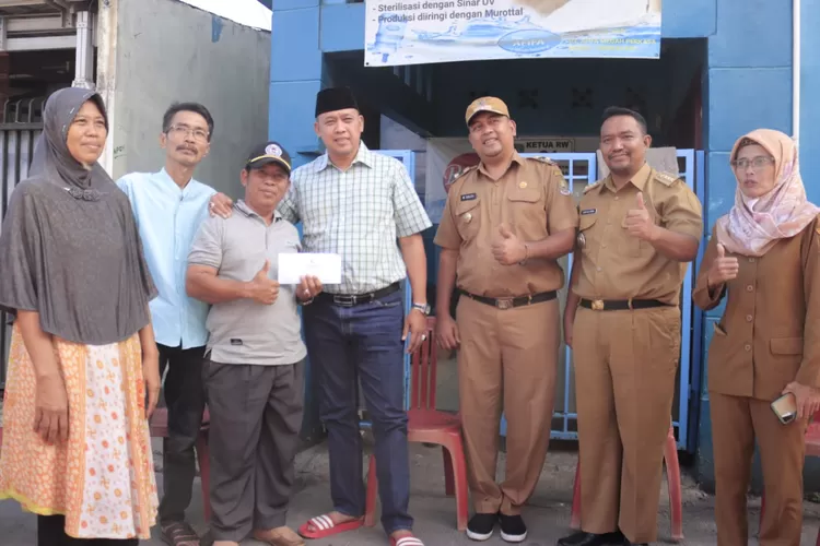 Plt Wali Kota Bekasi Tri Adhianto memberikan bantuan warga program Rutilahu. (Humas Pemkot Bekasi)