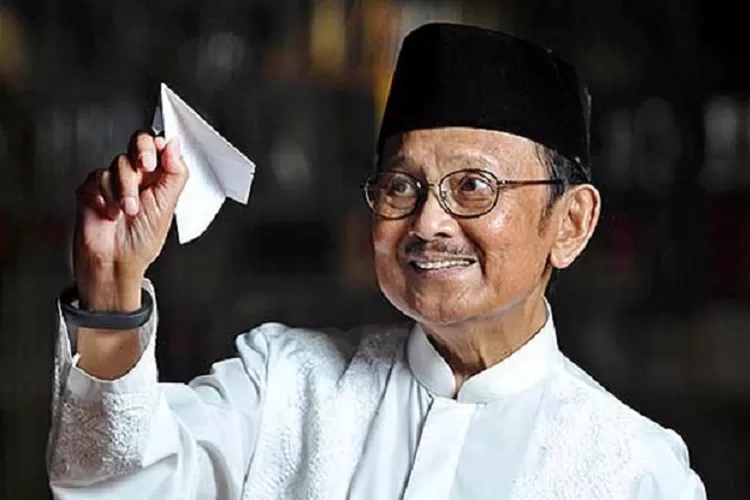 BJ Habibie (Foto: Sumber Pintek)