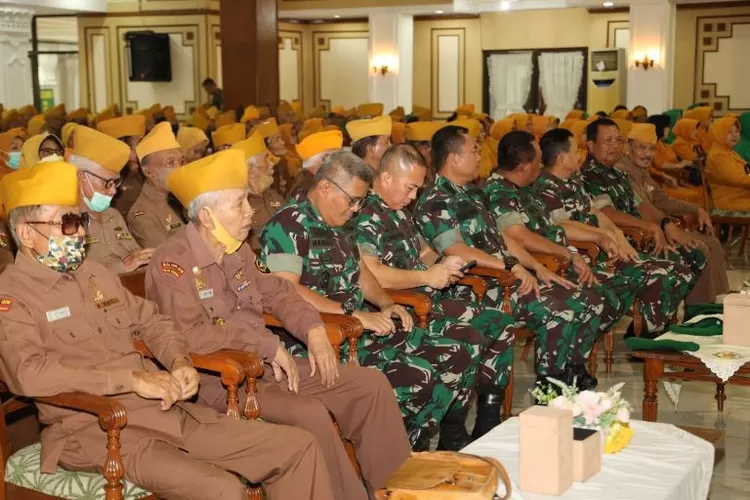 Pangdam V/Brawijaya Mayjend TNI Farid Makruf bersama para veteran, warakawuri dan Keluarga Besar TNI saat silaturahmi di Gedung Balai Prajurit Kodam V/Brawijaya, Surabaya  (istimewa )