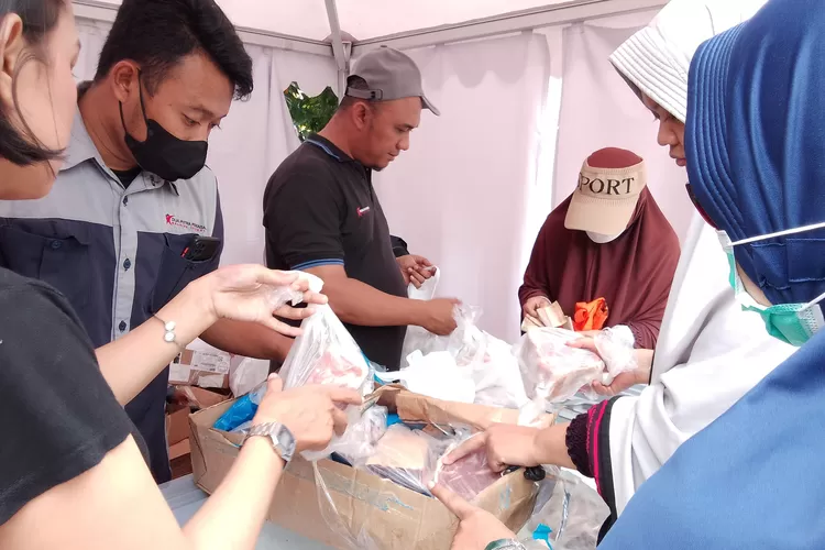 Operasi Pasar Ramadhan yang diadakan oleh Pemerintah Kota Bekasi melalui Dinas Perdagangan dan Perindustrian (Disdagperin) di Kecamatan Bekasi Timur, Selasa (11/4/2023). (FOTO: Dharma/Suarakarya.id)