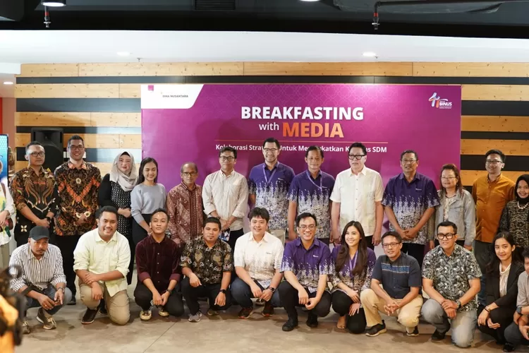 Pimpinan Bina Nusantara bersama rekan media