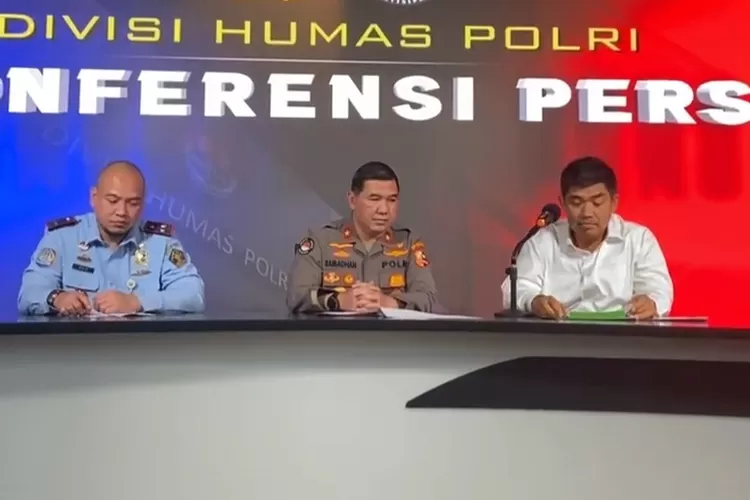 Preskonference Densus 88 Polri terkait perlawanan 3 terduga teroris asal Uzbekistan di Jakarta Utara  (IG)