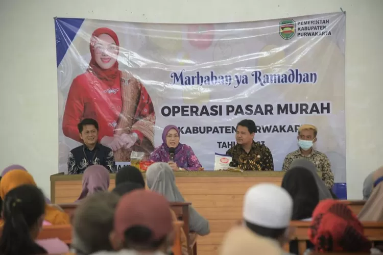 Bupati Purwakarta Anne Ratna Mustika saat Purwakarta menggelar Operasi Pasar Murah. (Diskominfo Purwakarta)