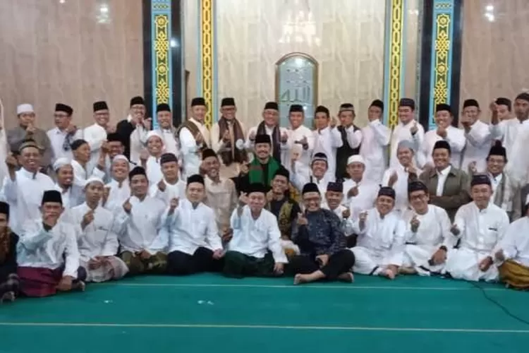 Jamaah Masjid Attaqwa Kampung Lio Kelurahan Depok Kecamatan Pancoran Mas Kota Depok usai Tarling yang digelar oleh Pemkot Depok