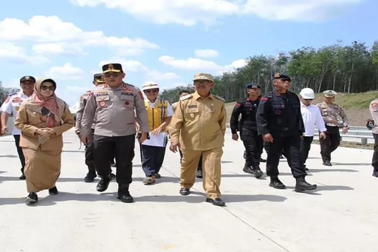 Saat mendampingi Kapoldasu tinjau kesiapan Jalan Tol jelang mudik Lebaran.  (Realitasonline/SS)