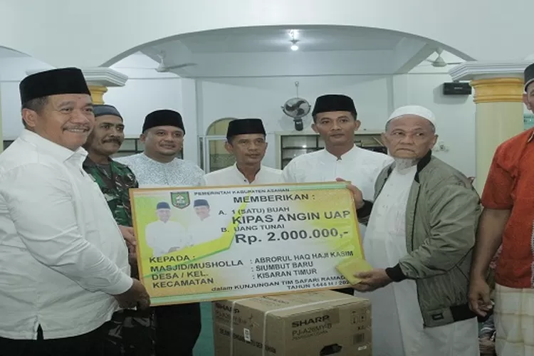 Bupati dan Wabub  Asahan menyerahkan santunan kepada anak yatim/Kaum Dhuafa  (Realitasonline/ist)