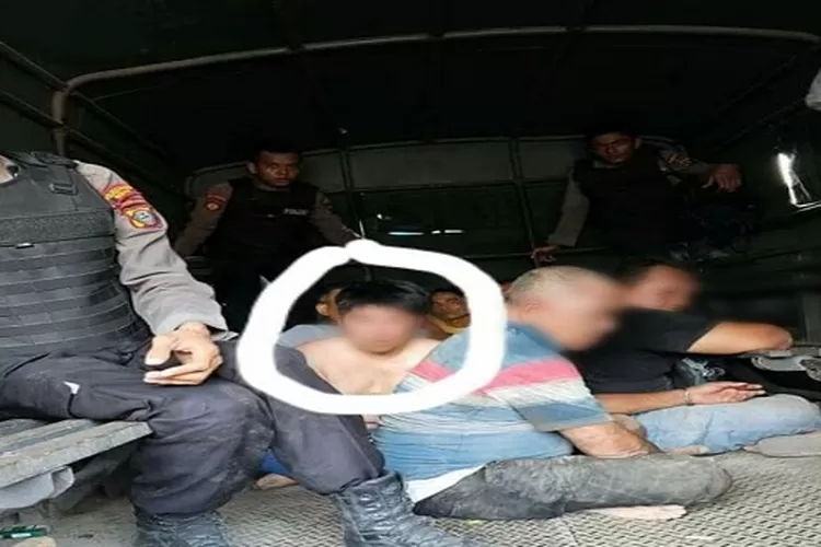 Pria inisial B (dalam lingkaran putih) ditangkap diduga kelola Barak Narkoba (Realitasonline/ist)