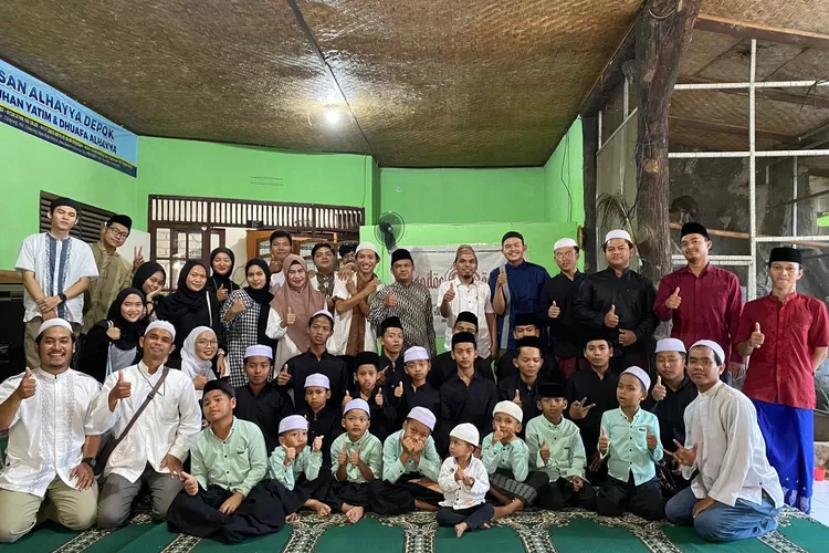 Puluhan anggota Irema menyantuni anak yatim di Panti Asuhan Al Hayya, Cipayung.
