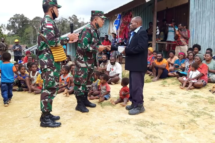 SAMBANGI : Mayor Inf Panjaitan saat menyambangi warga saat bertugas di wilayah Papua. (ANDIKA EKA/RADAR DEPOK)