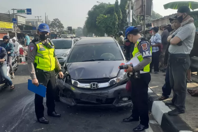 MOBILIO HANCUR : Mobilio yang dikendarai sopir pemicu kecelakaan beruntun, di Jalan Raya Bogor tepatnya Kelurahan Jatijajar, Tapos Kota Depok, Minggu (9/4).  (ANDIKA EKA/RADAR DEPOK)
