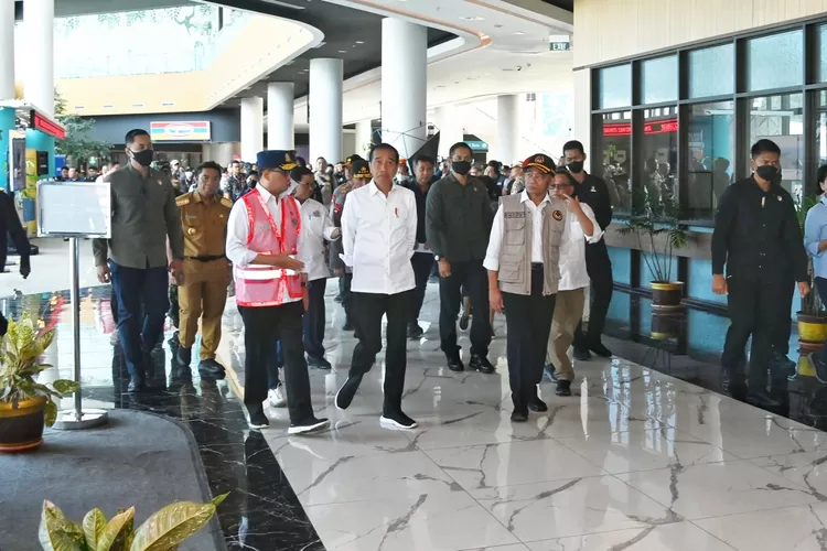 Presiden Jokowi saat meninjau kesiapan Pelabuhan Merak hadapi lonjakan pemudik