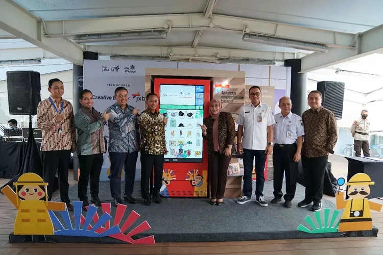 JXB meluncurkan  Creative Box dilakukan  Dirut JXB Novita Dewi dan Direktur  MRT  Tuhiyat di Shelter  MRT CSW, Rabu (12/4/2023).