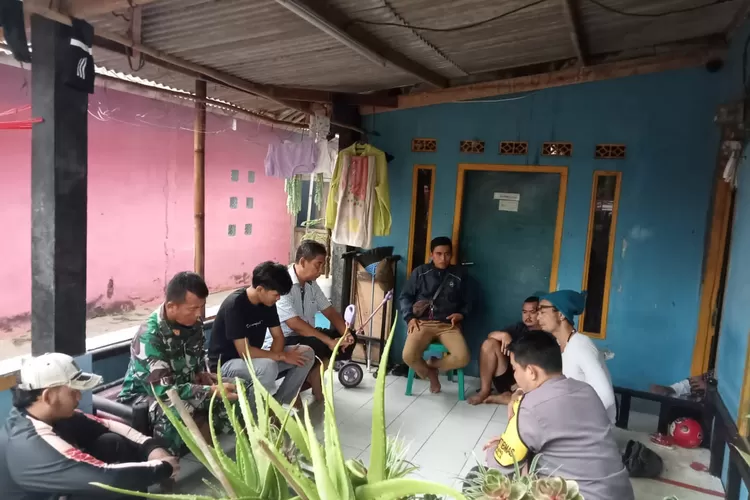Bhabinkamtibmas Desa Cijujung Kecamatan Sukaraja Aiptu Pahrul Roji yang lakukan sambang kerumah tokoh Pemuda Desa Cijujung (Bogor times/azis)