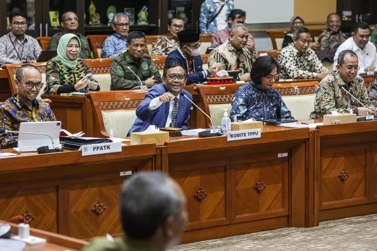 Menko Polhukam yang juga Ketua Komite Koordinasi Nasional PP TPPU Mahfud MD (kedua kiri) bersama Menteri Keuangan (Menkeu) Sri Mulyani (kedua kanan) dan Kepala Pusat Pelaporan dan Analisis Transaksi Keuangan (PPATK) Ivan Yustiavandana (kiri) mengikuti rapat dengar pendapat bersama Komisi III DPR di Kompleks Parlemen, Senayan, Selasa (11/4/2023). Rapat tersebut membahas tentang laporan hasil rapat Komite Nasional TPPU terkait perkembangan isu transaksi keuangan mencurigakan di Kementerian Keuangan dengan nilai Rp349 triliun.  ( FOTO:MIFTAHUL HAYAT/JAWA POS)