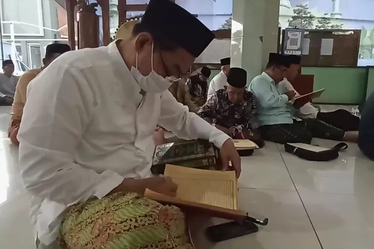 Jamaah pengajian menyimak kitab kuning yang diajarkan selama bula Ramadhan di Masjid Agung Kendal.  (edi prayitno/kontributor Kendal)