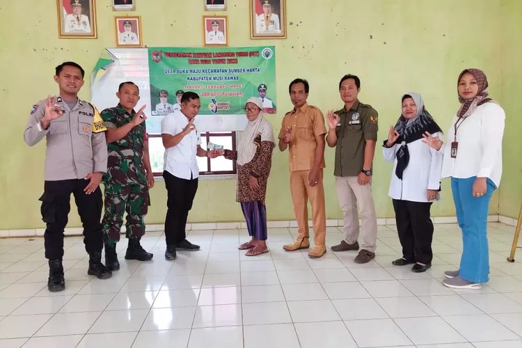 Pemdes Ska Maju, Musi rawas menyerahkan THR dari BLT DD kepada 22 KK (istimewa)