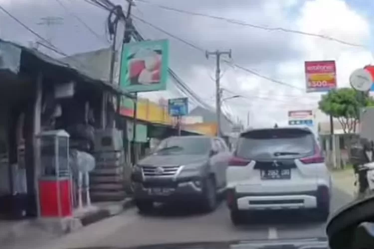 Pemilik Mobil Tidak Punya Garasi kami akan derek dan dikenai denda distribusi Rp500 ribu setiap hari (: dok instagram dascam_owners_indonesia)