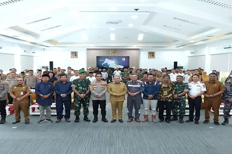 Forkopimda Batubara Photo Bersama Usai Rakor Pengamanan Idul Fitri  (Realitasonline/H.Guntur Sinaga)