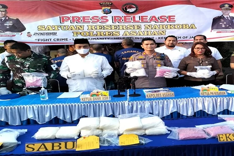 Kapolres dan Forkopimda Asahan tunjukkan barang bukti berupa sabu dan ekstasi  (Realitasonline/ist)