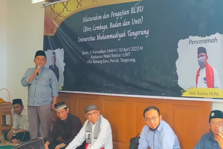 Wakil Rektor 1 Universitas Muhammadiyah Tangerang ( UMT ), Dr. H. Desri Arwen, M.Pd menyampaikan sambutan dan kata pembuka dalam kegiatan Universitas Muhammadiyah Tangerang, Silaturahim dan Pengajian BLBU, bertempat di kediaman Wakil Rektor 1 Dr. H. Desri Arwen, Senin petang menjelang waktu berbuka. (Istimewa/Jakarta Insider)