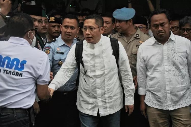 Mantan ketua umum Partai Demokrat Anas Urbaningrum bersalaman dengan para loyaltis usai keluar dari pintu Lapas Sukamiskin di Kota Bandung, Selasa (11/4). Anas Urbaningrum resmi bebas bersyarat dari Lapas Sukamiskin, Kota Bandung pada Selasa (11/4/2023) sekitar pukul 13.30 WIB.  (TAOFIK ACHMAD HIDAYAT/RADAR BANDUNG )