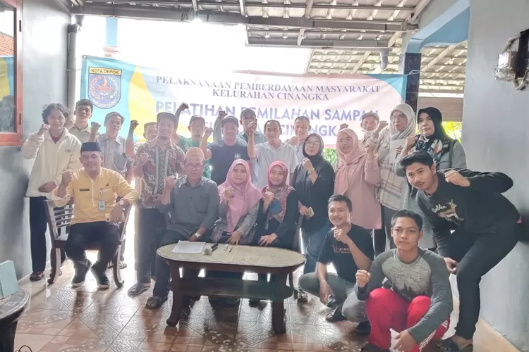 KOMPAK : Pelatihan pemilahan sampah yang berlangsung di lingkungan RW3 Kelurahan Cinangka, Kecamatan Sawangan, beberapa waktu lalu.&nbsp; (ALDY RAMA/RADAR DEPOK)