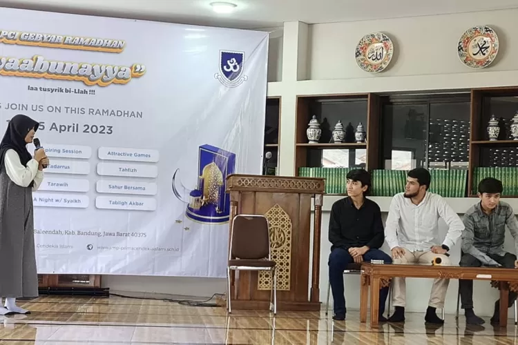 Suasana Inspiring Session yang diisi oleh tiga mahasiswa Tajikistan - Foto: Humas SMP Prima Cendekia Islami 