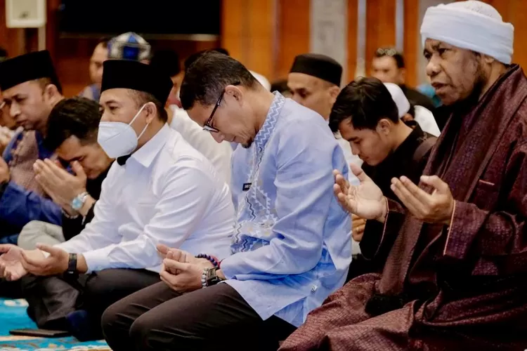 Menteri Pariwisata dan Ekonomi Kreatif (Menparekraf) Sandiaga Salahudin Uno (berbaju koko biru) tengah berdoa diacara Nuzulul Quran - Foto: Tangkap Layar @sandiuno