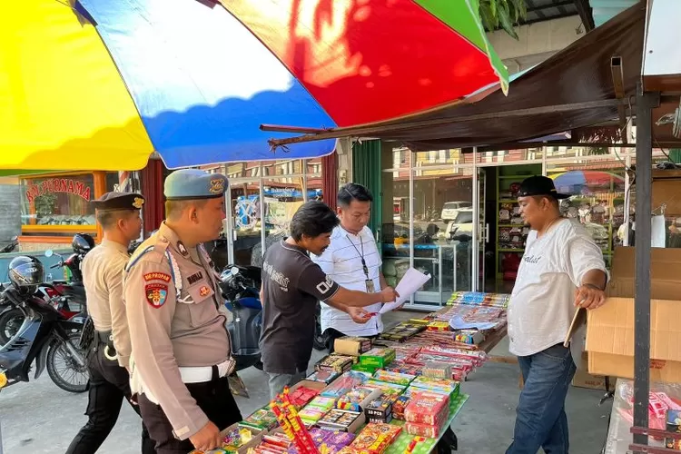 Petugas Kepolisian menyita petasan yang dijual di tepi-tepi jalan  (ANTARA/HO-Humas Polres Karimun)