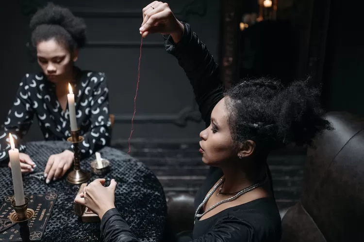 berikut akan dijabarkan 5 ciri dari orang yang melakukan pesugihan ilmu hitam, diharap hati-hati (www.pexels.com)